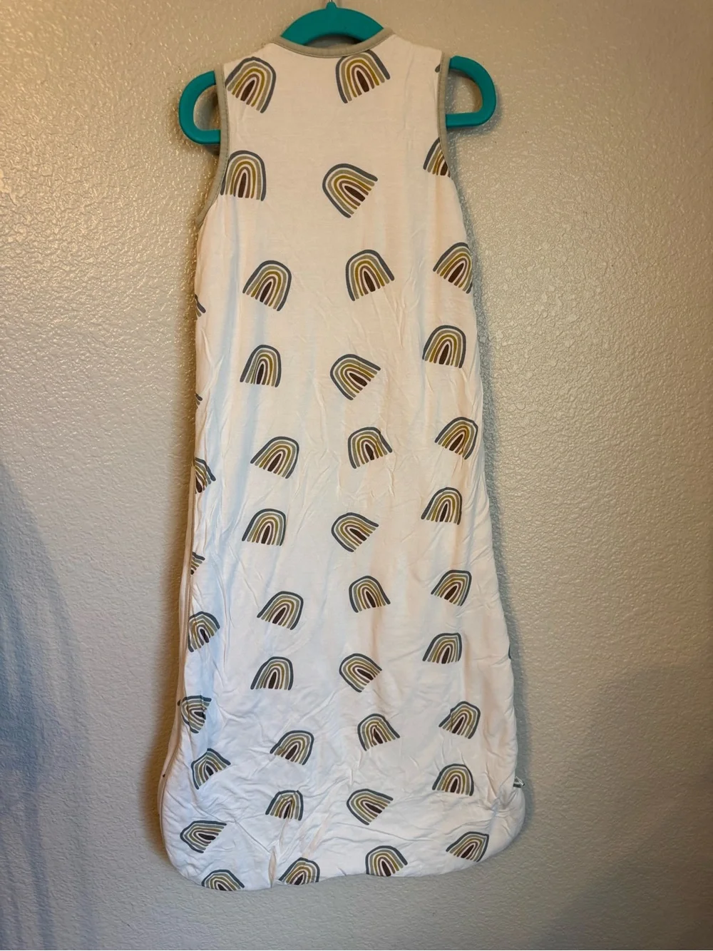 Kyte BABY White Sleep Sack with Tan & Gray Rainbow Print